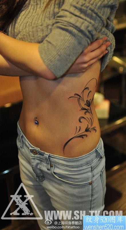 女性腰部唯美流行的莲花藤蔓纹身图片