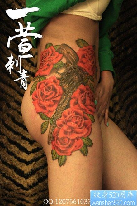 美女腰部到腿部流行漂亮的玫瑰花与手枪纹身图片