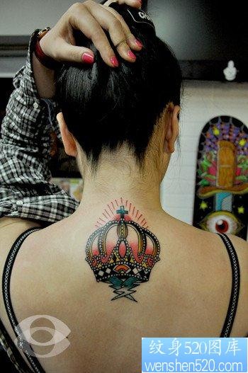 女人颈部流行精美的皇冠纹身图片