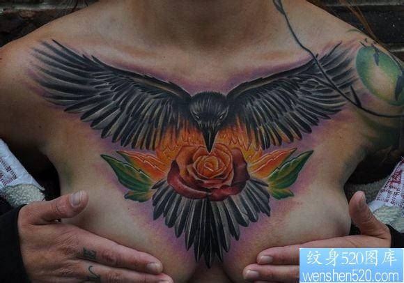 女人前胸帅气的乌鸦与玫瑰花纹身图片