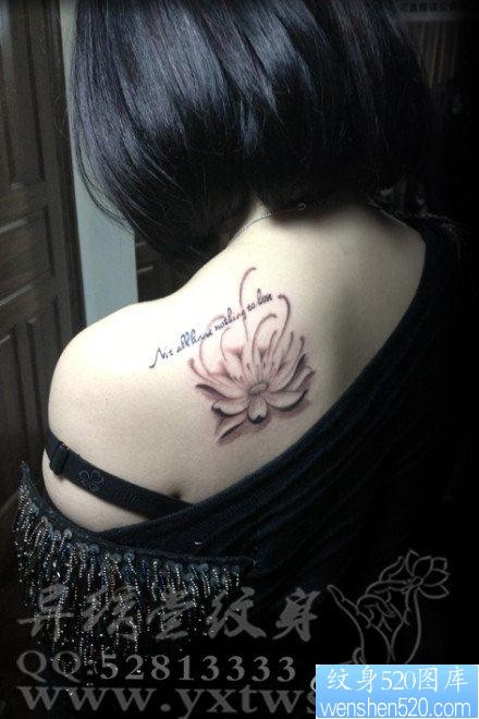 美女肩背唯美优雅的莲花纹身图片