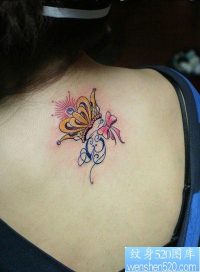 美女背部漂亮的彩色皇冠与蝴蝶结纹身图片