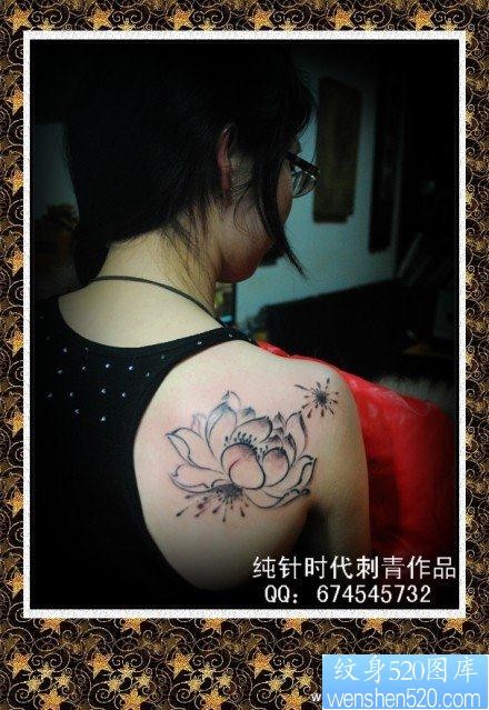 女性肩背流行唯美的水墨莲花纹身图片