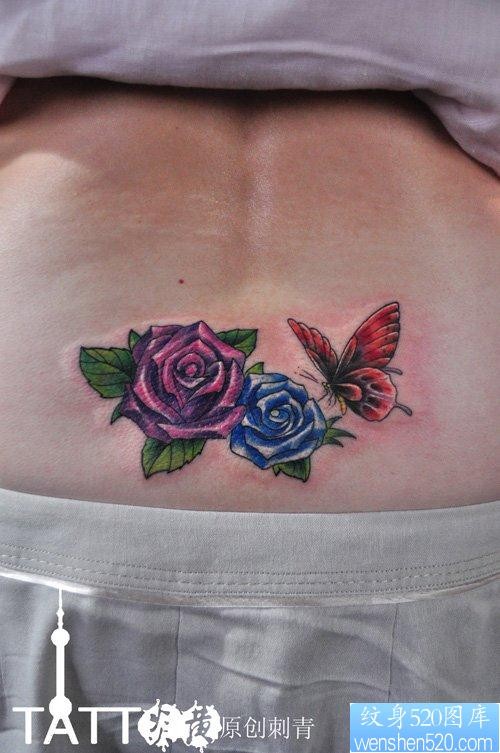 美女腰部漂亮的彩色玫瑰花与蝴蝶纹身图片
