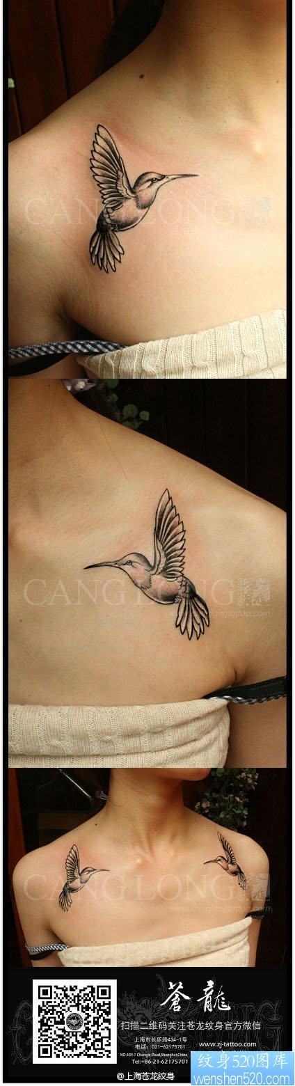 美女肩膀处小巧流行的小蜂鸟纹身图片