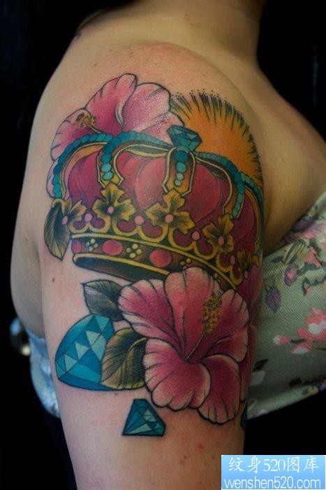 女性手臂唯美好看的彩色皇冠纹身图片