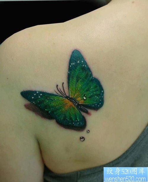 美女肩背好看的蝴蝶纹身图片