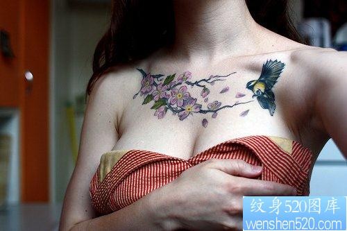 女人前胸花卉与小鸟纹身图片