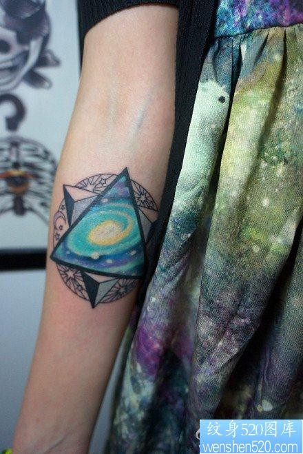 女人手臂漂亮流行的三角星空纹身图片