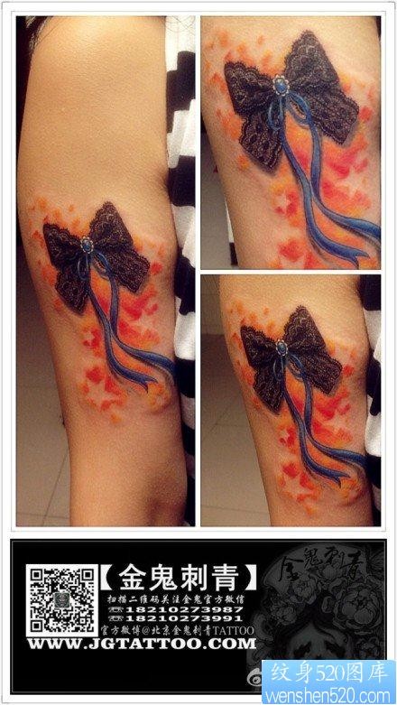 手臂前卫精美的蕾丝蝴蝶结纹身图片