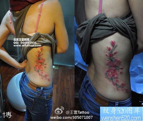 女性腰部好看的彩色花卉纹身图片
