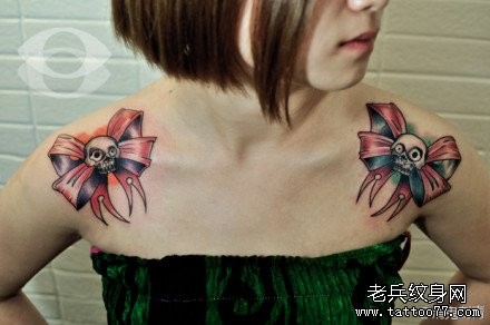 美女肩膀处漂亮流行的蝴蝶结纹身图片