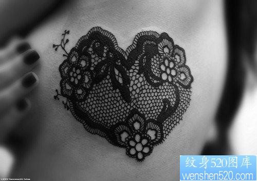 美女胸部流行漂亮的蕾丝爱心纹身图片
