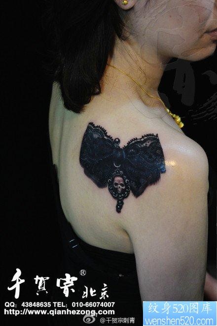 美女肩背流行精美的蕾丝蝴蝶结纹身图片