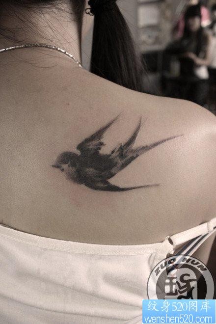 美女后背流行精美的水墨燕子纹身图片