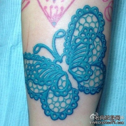 一张精美漂亮的蕾丝蝴蝶纹身图片