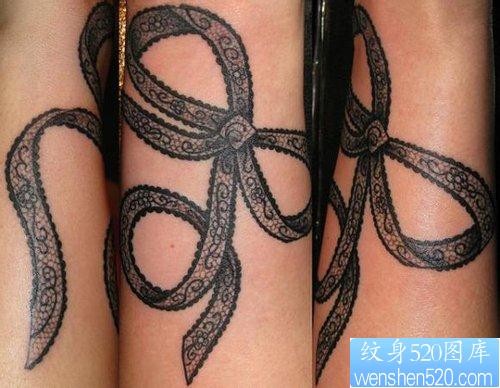 手臂流行精美的蕾丝蝴蝶结纹身图片