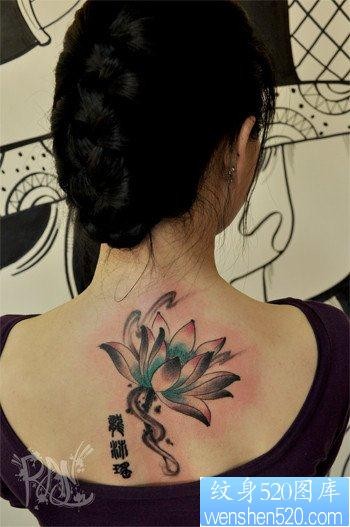 美女后背漂亮流行的莲花纹身图片
