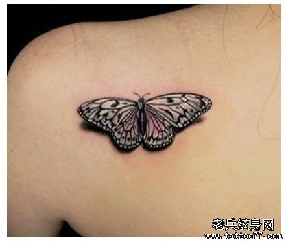 美女肩背唯美流行的白色蝴蝶纹身图片