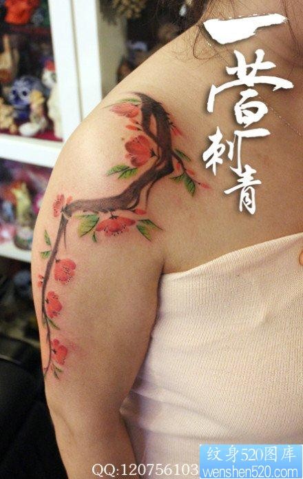 手臂漂亮流行的彩色桃花纹身图片