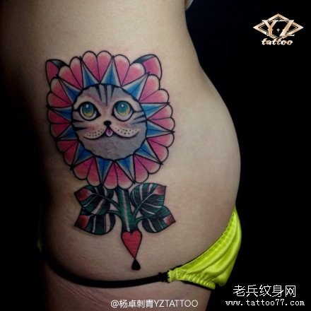 美女腰部可爱前卫的猫咪纹身图片