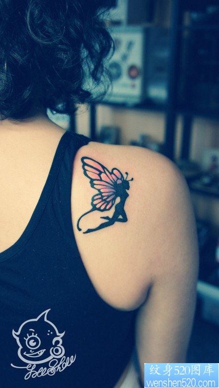 女人后肩背前卫经典的蝴蝶精灵纹身图片