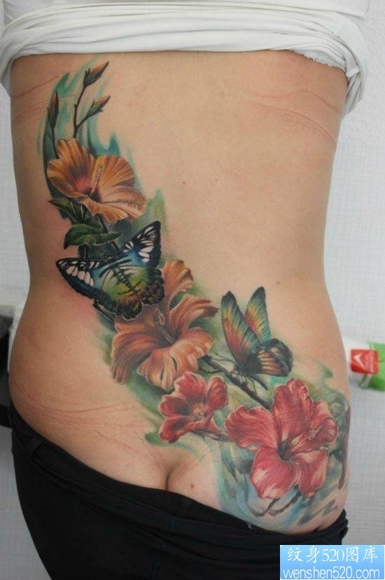 女性腰部到臀部漂亮前卫的蝴蝶花卉纹身图片