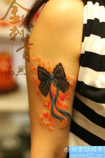 美女手臂精美好看的蕾丝蝴蝶结纹身图片