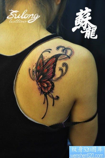 女人肩背好看前卫的彩色蝴蝶纹身图片