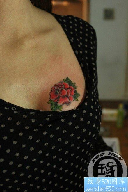 美女胸部唯美好看的玫瑰花纹身图片