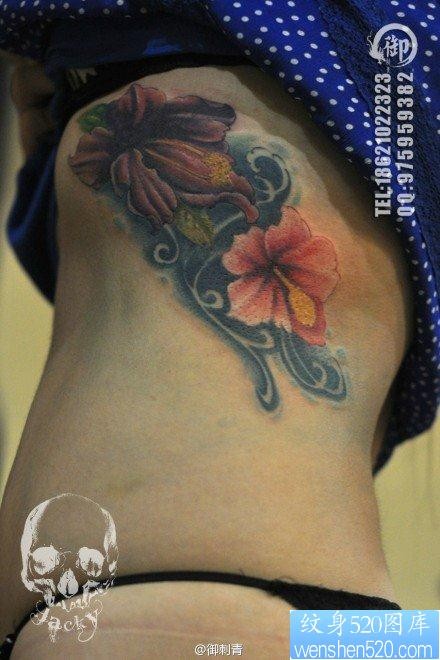 美女侧胸唯美好看的花卉纹身图片