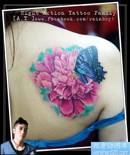 美女后肩背漂亮的花卉与蝴蝶纹身图片