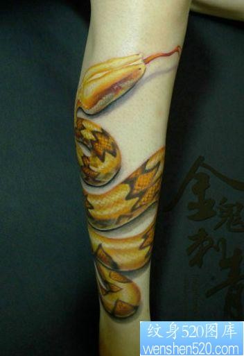 腿部黄金蟒蛇纹身图片