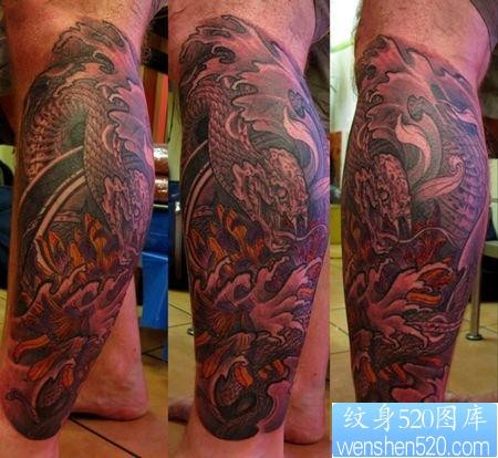 蛇纹身图片：腿部蛇彩色莲花纹身图案