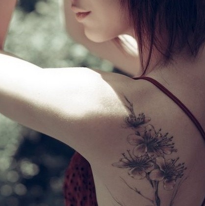 女士后背关于刺青文化的纹身图案