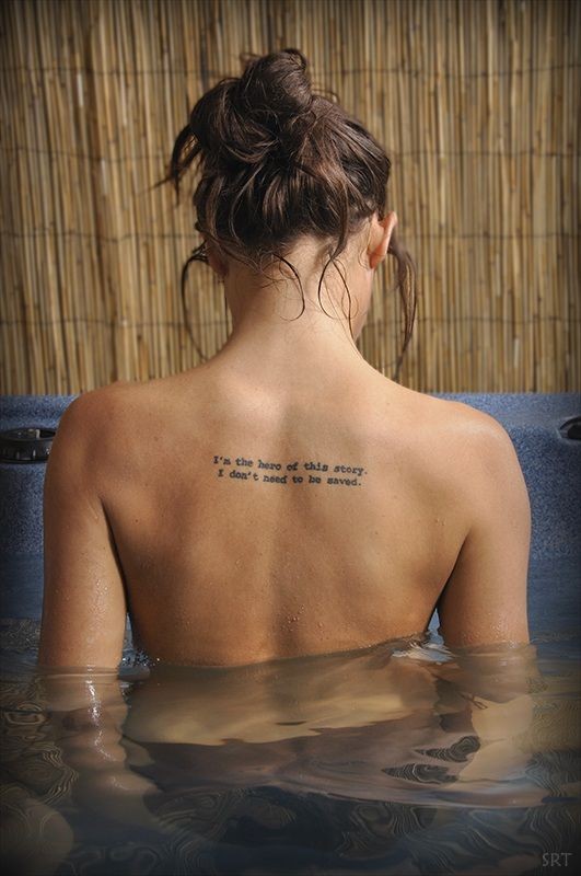 沐浴女背部的英文纹身