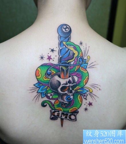 美女背部漂亮的彩色蛇与匕首纹身图片