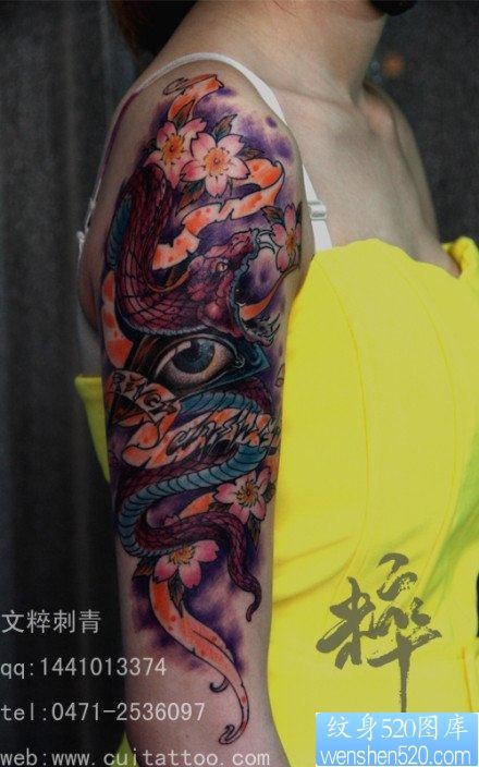 美女手臂好看的彩色蛇纹身图片