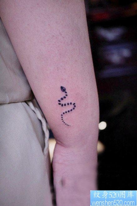 女孩子手臂一张图腾小蛇纹身图片
