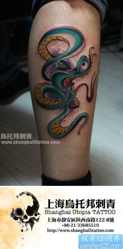 腿部经典流行的蛇纹身图片