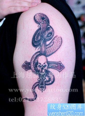 手臂流行经典的蛇与十字架纹身图片