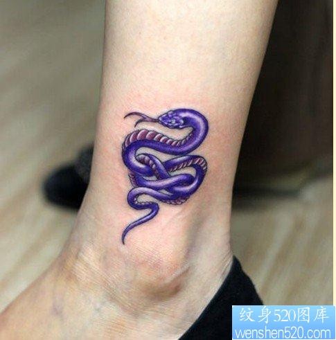 女人腿部一张彩色小蛇纹身图片