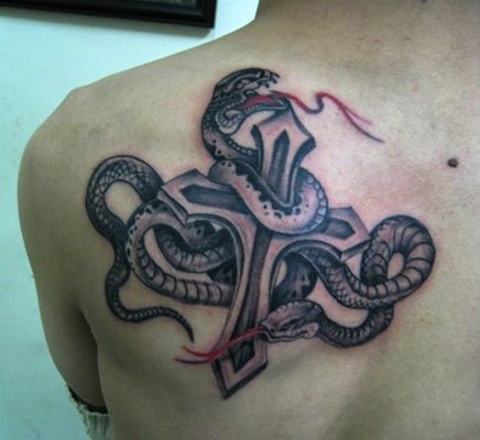 肩背一张十字架蛇纹身图片