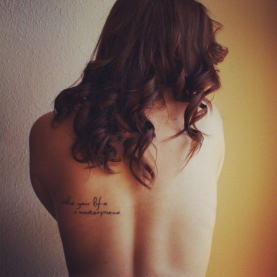 女性背部小清新字母纹身