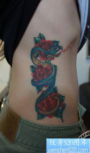 女孩子侧腰蛇玫瑰花纹身图片