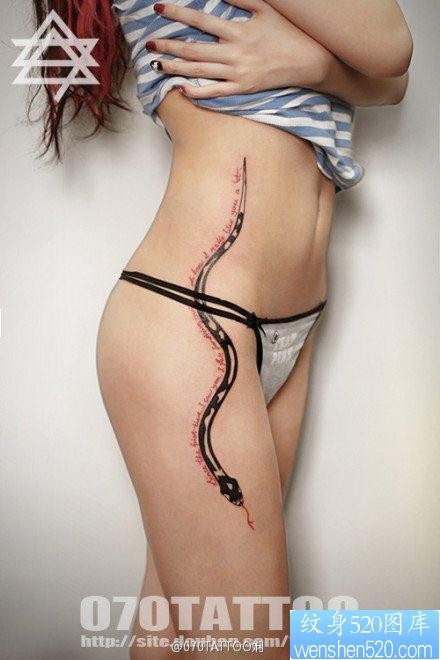 性感的美女腰部到腿部图腾蛇纹身图片