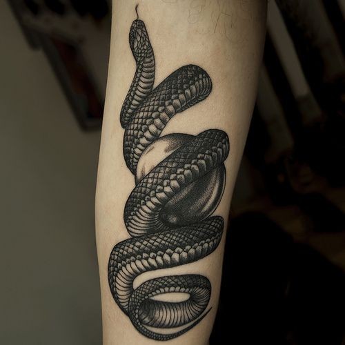 一张超帅经典的欧美黑白蛇纹身图片