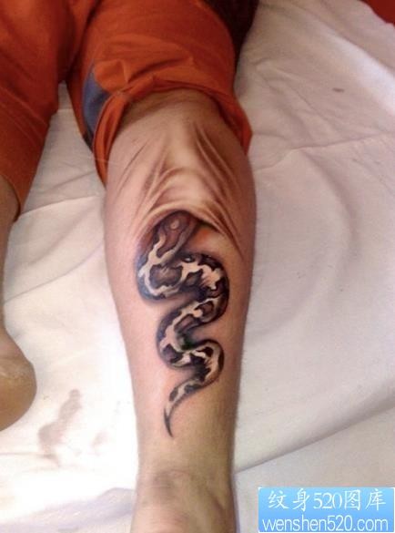 腿部另类超酷的蛇纹身图片