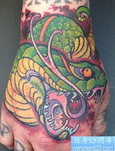 手背流行很酷的蛇头纹身图片