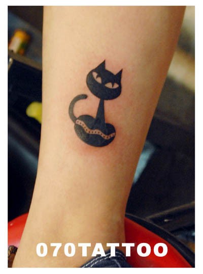 女人小腿部的小猫刺青